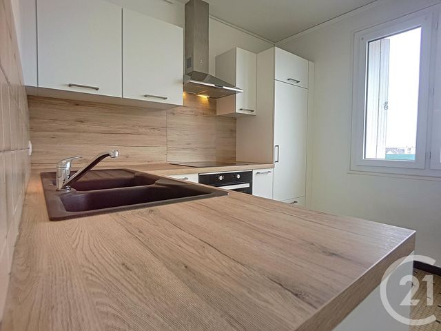 Appartement F3 à louer - 3 pièces - 65.0 m2 - TROYES - 10 - CHAMPAGNE-ARDENNE - Century 21 Lairé Immobilier