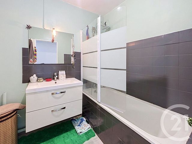 Appartement F5 à louer - 5 pièces - 105.0 m2 - ST ANDRE LES VERGERS - 10 - CHAMPAGNE-ARDENNE - Century 21 Lairé Immobilier